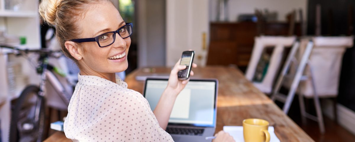 femme souriante à son travail